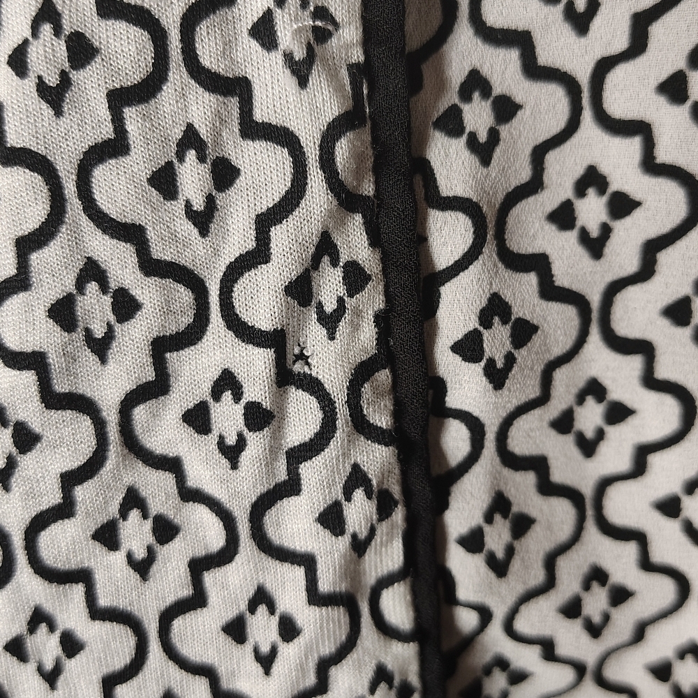 Elegant Black/ White Patterned Women's Large Petite Top With Belle Sleeves - Picture 4 of 5